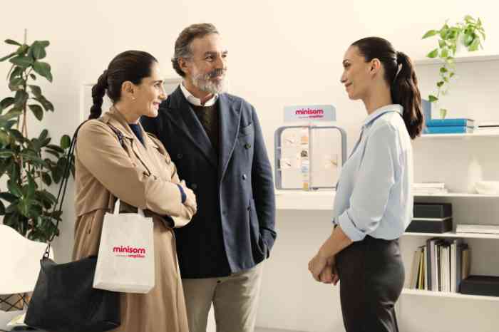 Casal receb informações da audiologista.