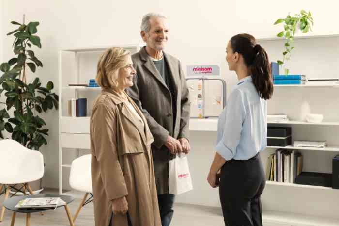 Casal mais velho acompanhado de uma audiologista num centro auditivo