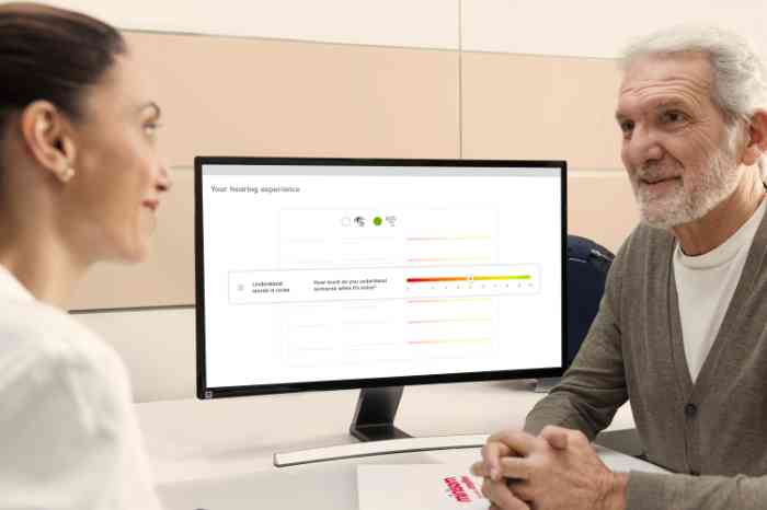 Audiologista com cliente num centro auditivo