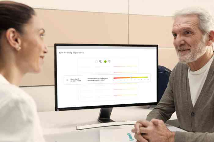 Mulher a fazer um teste auditivo junto de uma audiologista
