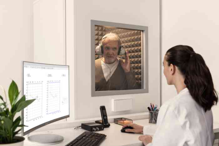 audiologista faz exame auditivo homem com auscultadores