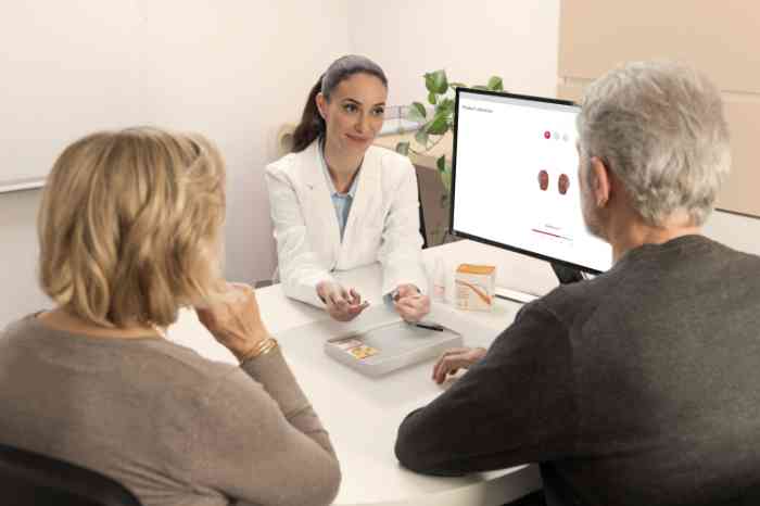audiologista com clientes num centro auditivo