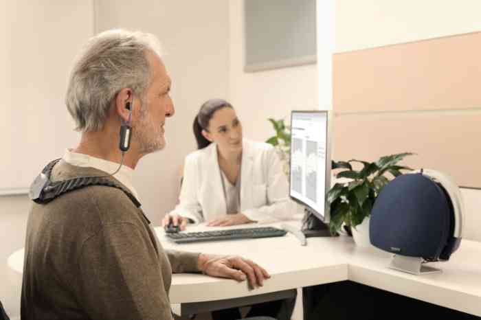 Audiologista a realizar teste de audição a cliente.
