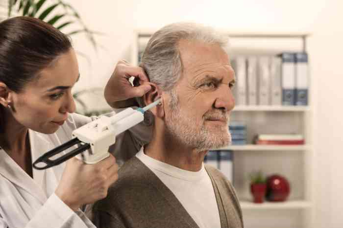 Audiologista entrega faz molde para um ajuste perfeito do aparelho auditivo