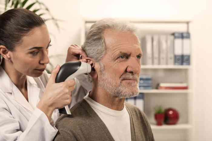 audiologista faz otoscopia ao ouvido