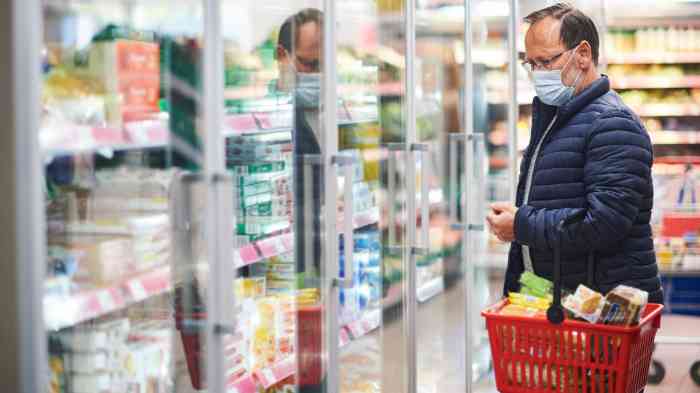 Adulto com máscara dentro de um supermercado a fazer compras