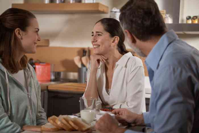 Pessoas sentadas à mesa a tomar o pequeno almoço