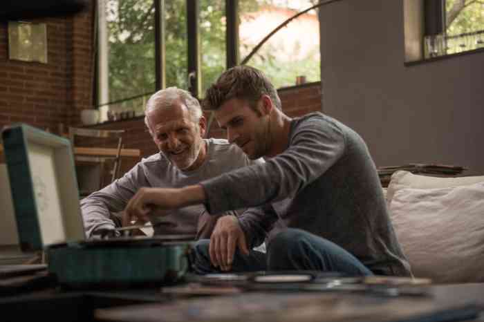 Avô e neto a colocar o vinil a tocar