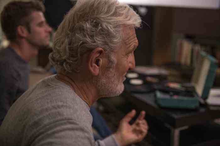 Homem a divertir-se ao som de uma música