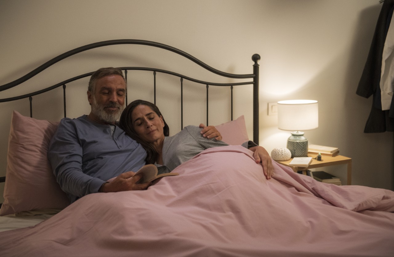 Casal na cama a descansar 