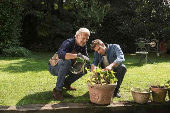 Homem e filho num jardim a tratar plantas