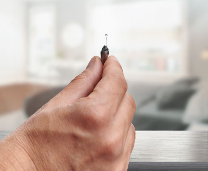 Aparelho auditivo muito pequeno.