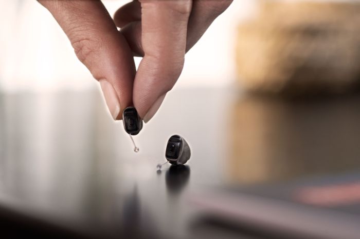 A colocar aparelhos auditivos ITE na mesa.