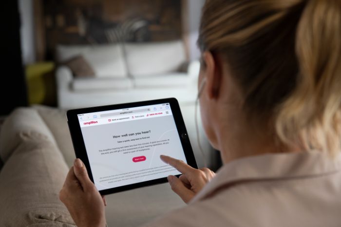 Senhora com tablet na mão