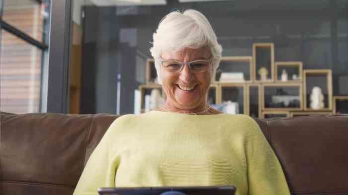 mulher com tablet na mão