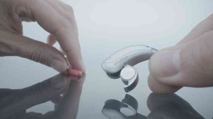 adultos à mesa de casa a comer