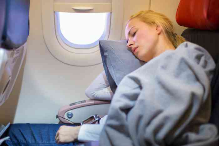 Senhora num avião a dormir