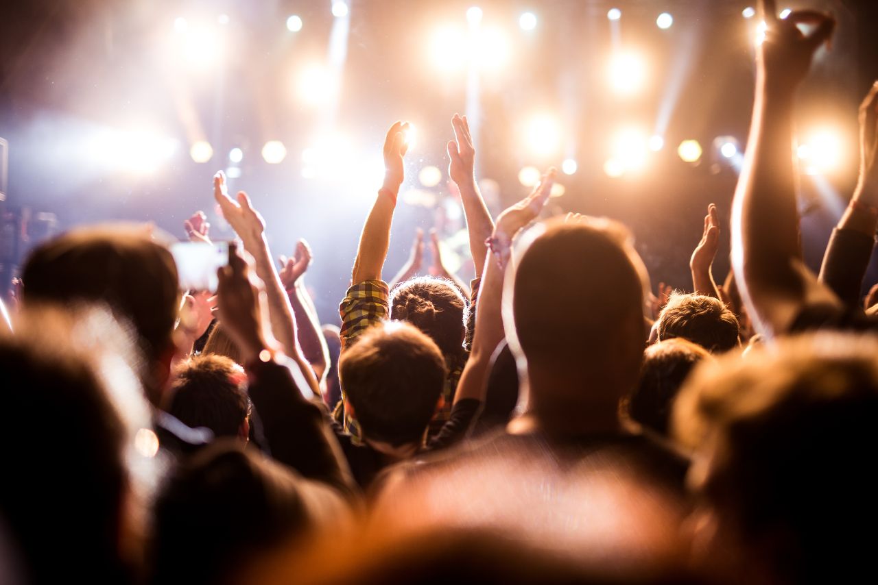 pessoas num espaço com música ruído