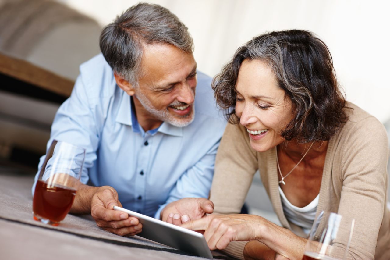 homem e mulher com tablet na mão