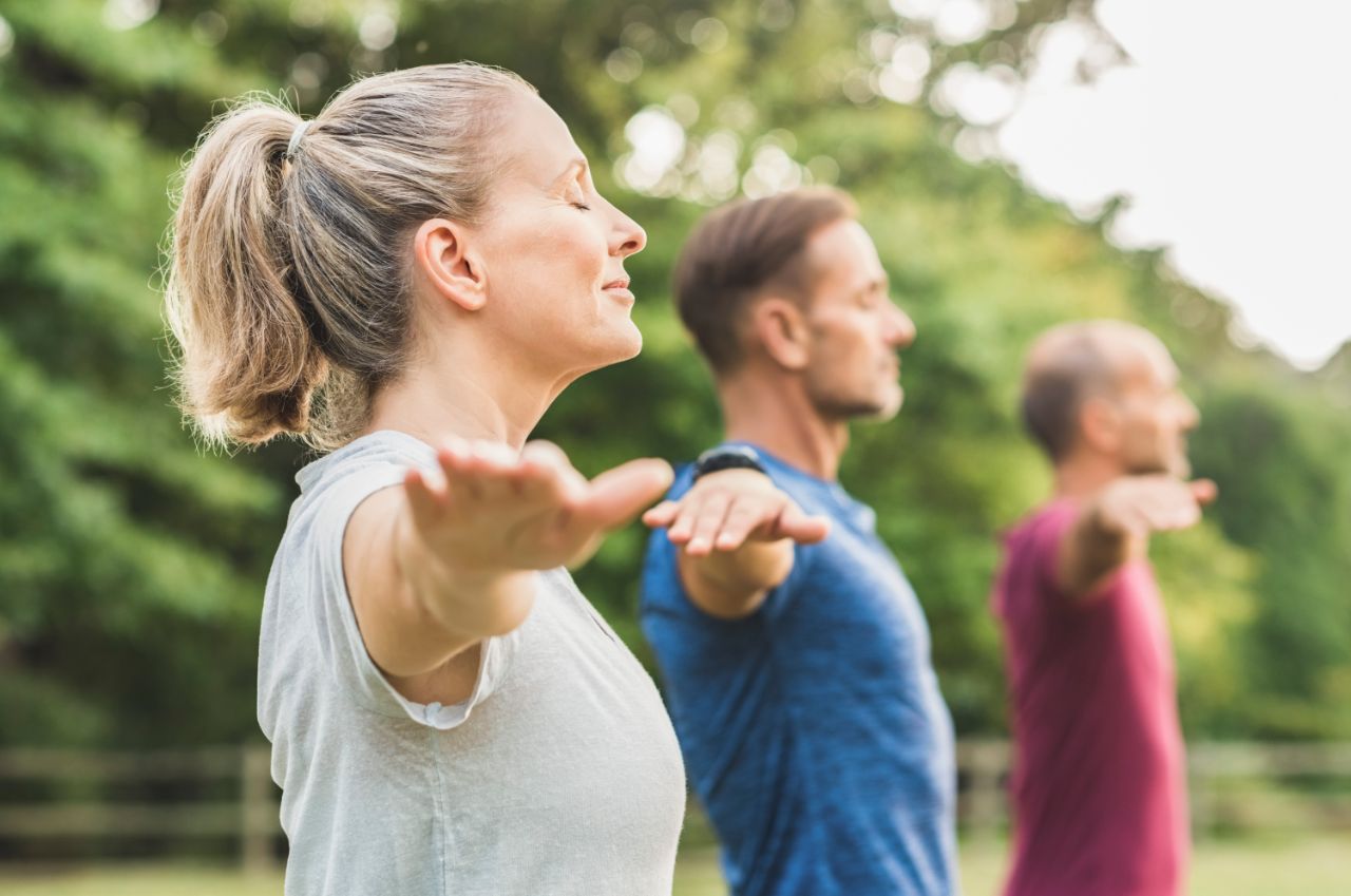 Praticantes de yoga ao ar livre