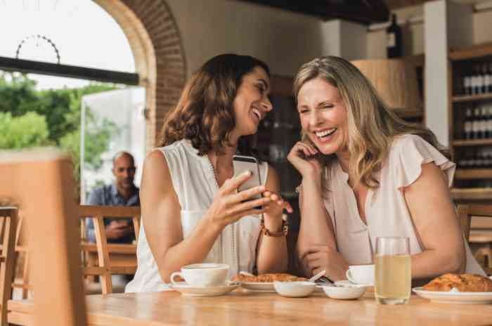senhoras num restaurante a conversar e a rir