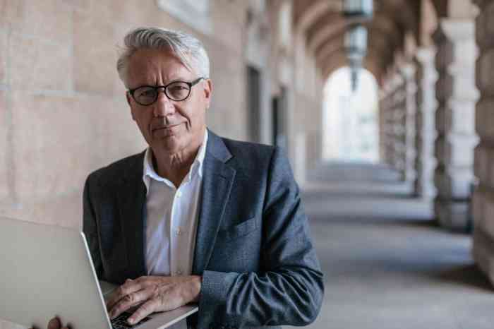 Senhor com computador na mão
