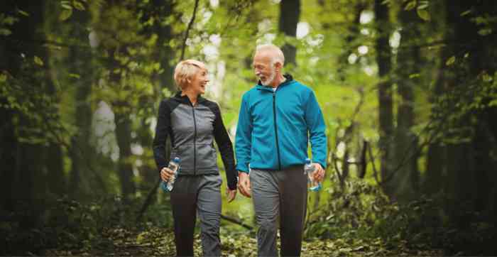 Conversam durante a caminhada