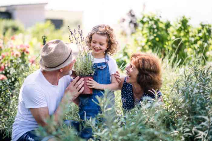 Homem e senhora com uma criança num jardim