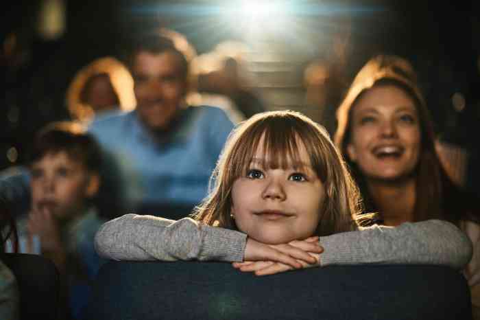 Menina com implante auditivo ni cinema