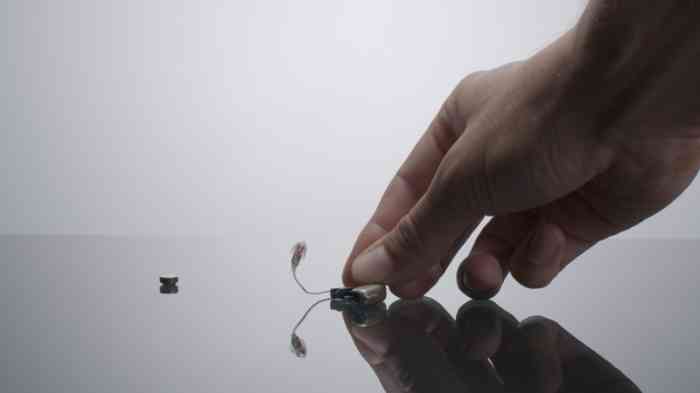 Trocar pilha de aparelho auditivo.