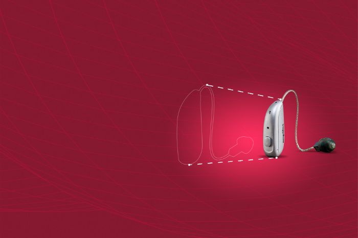 Mulher e homem com uma audiologista num centro auditivo