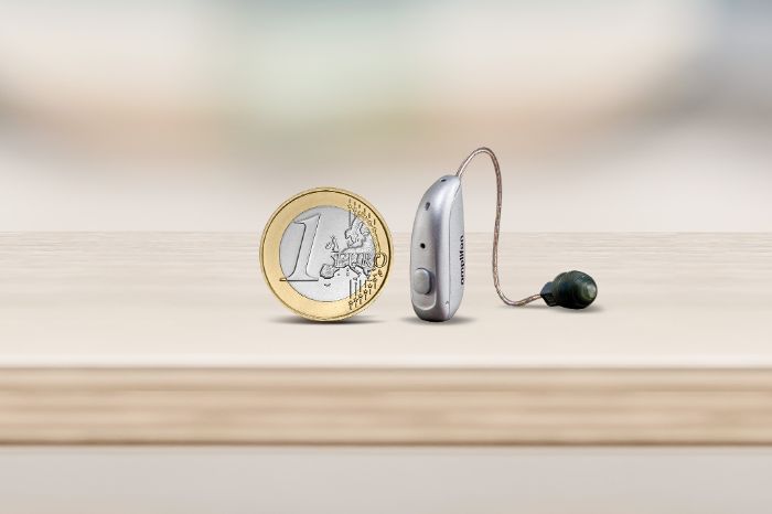 Aparelho auditivo amplifon micro tão pequeno como moeda de 1€