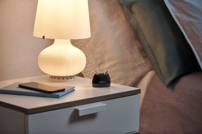 mesa cabeceira quarto com ampli-energy num carregador