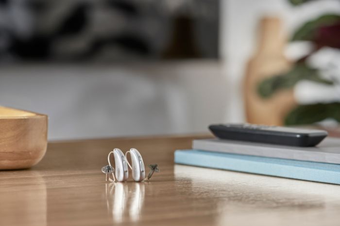 aparelhos auditivos em cima mesa