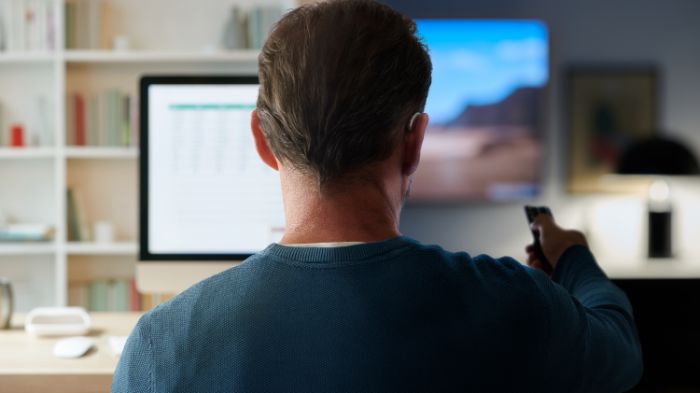 Homem a tocar guitarra.