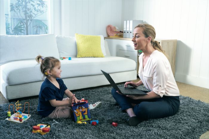 senhora e criança a brincarem em casa 