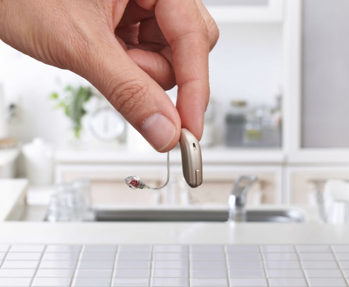 aparelho auditivo ampli-energy numa mão