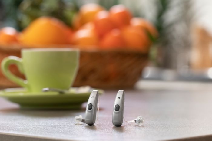 aparelhos auditivos em cima de uma mesa