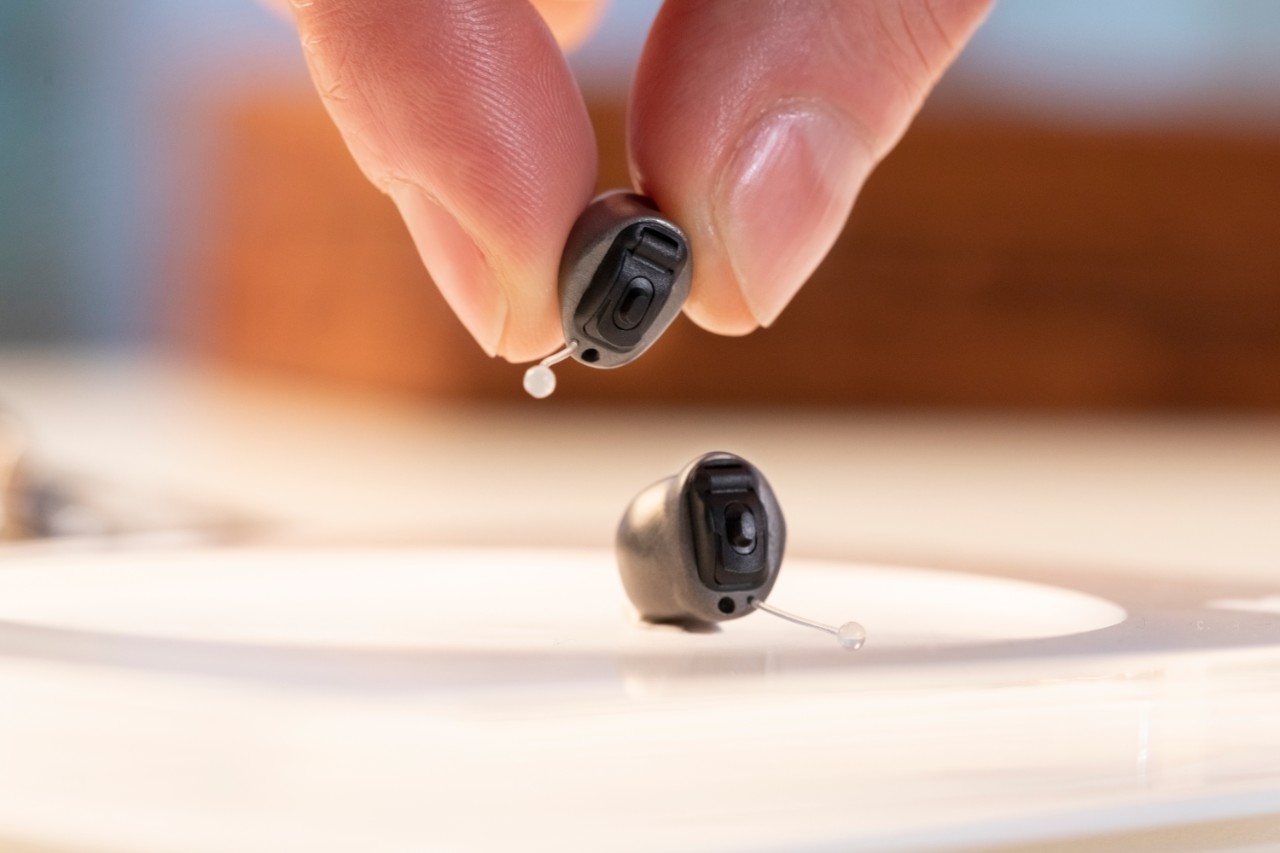 Aparelhos auditivos intra-auriculares.
