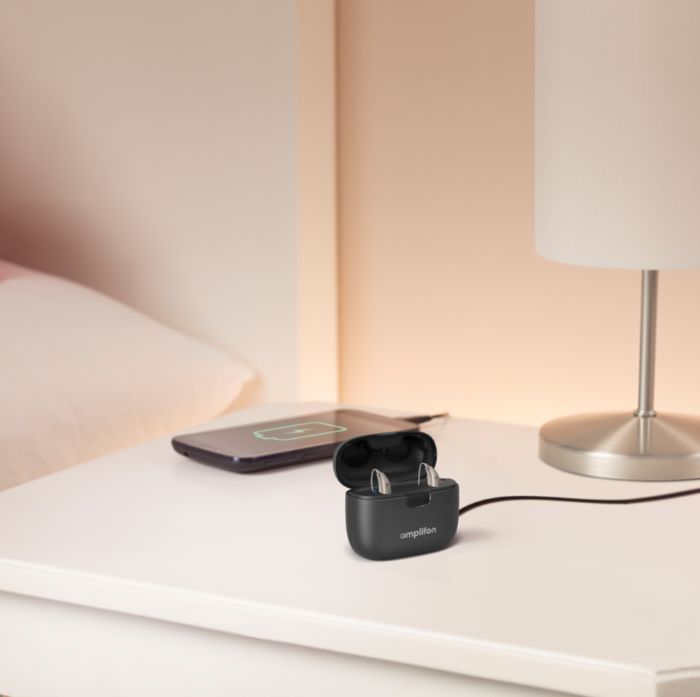 Aparelho ampli-energy na mesa de cabeceira