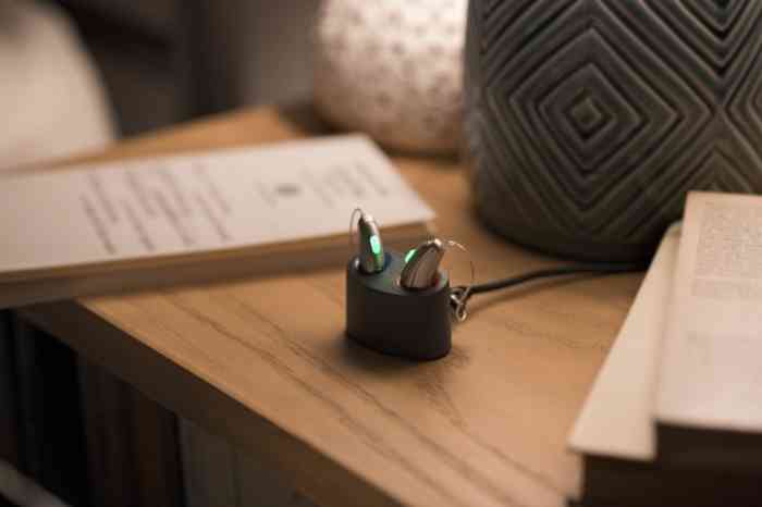 Carregamento de aparelhos auditivos durante a noite, tal como um smartphone