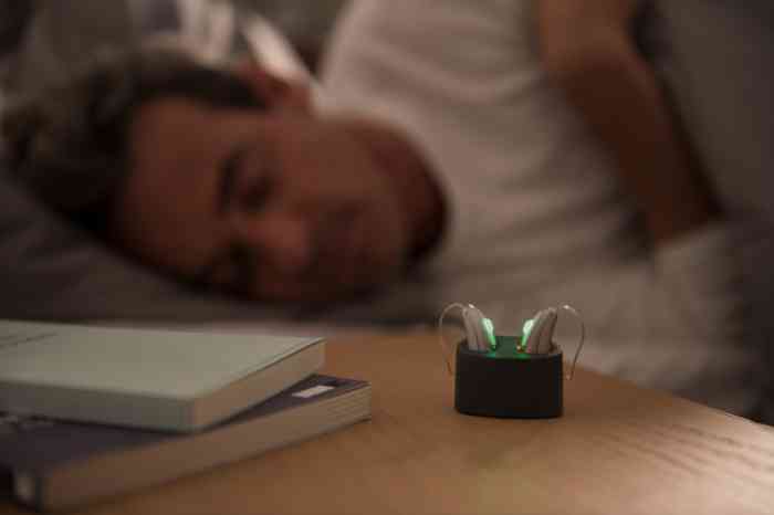 Enquanto dorme, os aparelhos auditivos carregam a bateria.