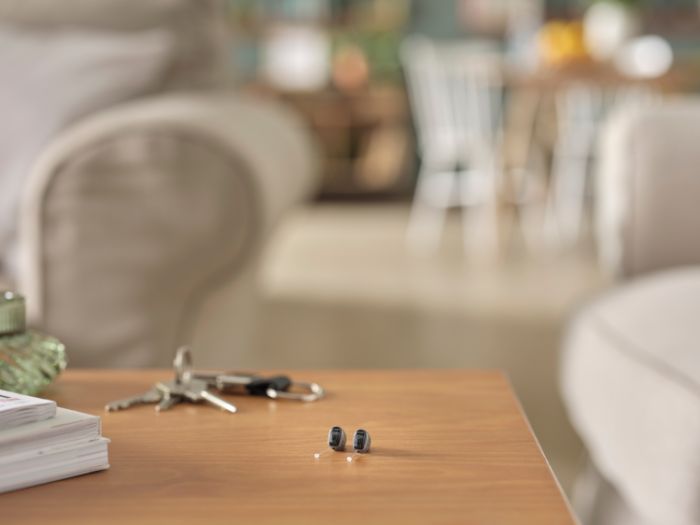 aparelhos auditivos ite em cima mesa