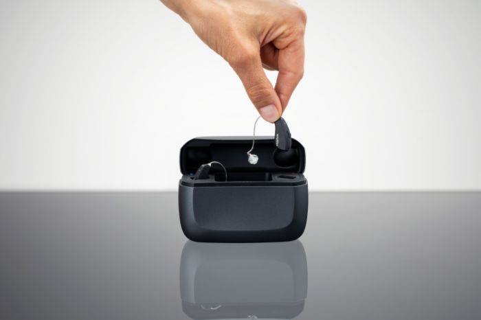 Aparelhos auditivos recarregáveis no seu carregador