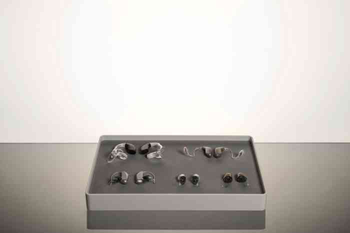 Vários modelos de aparelhos auditivos Minisom