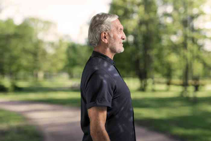 Senhor com aparelho auditivo ITE no ouvido direito