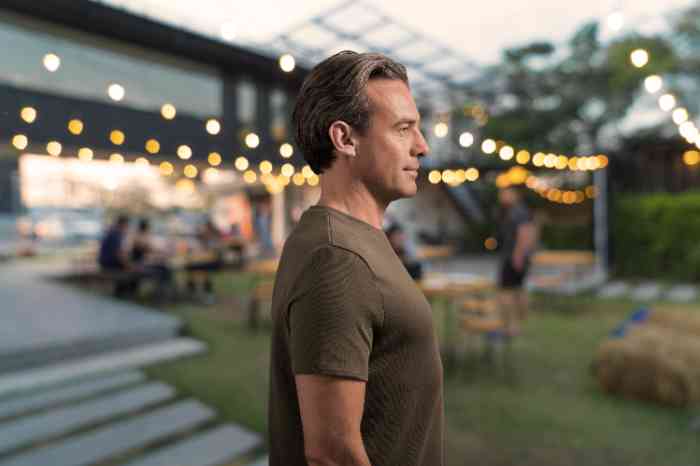 Senhor com aparelho auditivo ITE da Minisom no ouvido