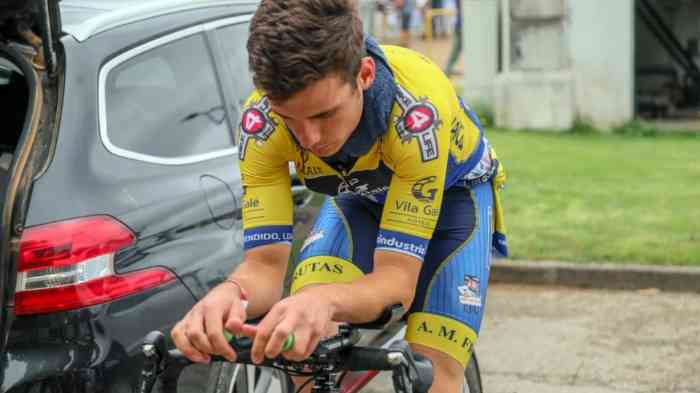 André Soares a andar de bicicleta 