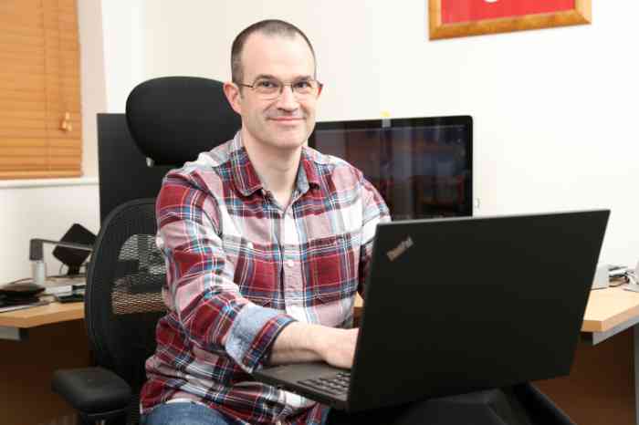 Homem a trabalhar num laptop