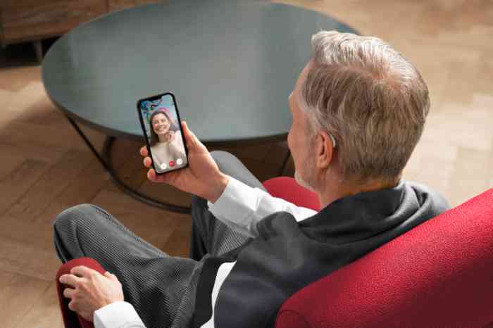 Aparelhos auditivos auxiliam numa video chamada